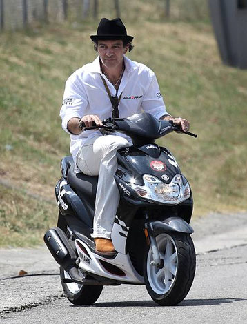 Antonio Banderas su scooter durante la gara di Moto GP del Gran Premio di Catalogna sulla pista di Catalunya il 4-7-2010 a Montmelo, vicino a Barcellona. (JAIME REINA / AFP tramite Getty Images)