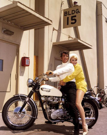 Dean Martin e Stella Stevens presso gli studi di Hollywood negli anni '60