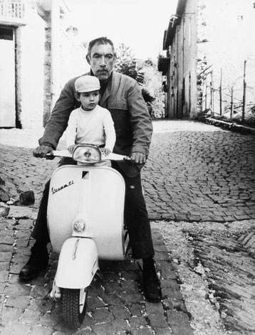 Anthony Quinn e suo figlio Lorenzo su Vespa nel 1968