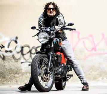 Alessandro Borghese su Triumph Bonneville
