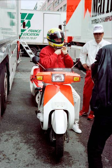 Ayrton Senna si aggiusta il casco prima di un giro in pista il 10-5-1991 prima dell'11 maggio per la seconda prova a cronometro del Gran Premio di Monaco