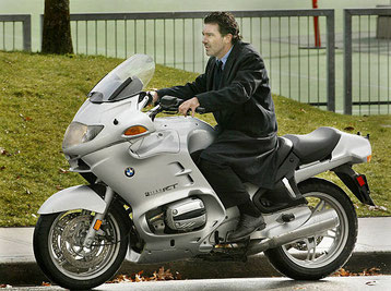 Antonio Banderas mentre gira una scena del film "Ballistic" il 26 marzo 2002 a Vancouver, Canada. (Foto di Lyle Stafford / Getty Images)