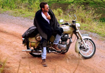 Alex O'Loughlin su Royal Enfield