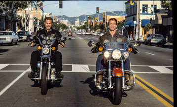 Arnold Schwarzenegger e Sven Ole Thorsen in moto su Venice Boulevard, California, Stati Uniti, 1989 (foto di Rolf Konow / Sygma / Sygma via Getty Images)