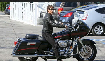 Anthony Kiedis dei Red Hot Chili Peppers su Harley-Davidson Road Glide