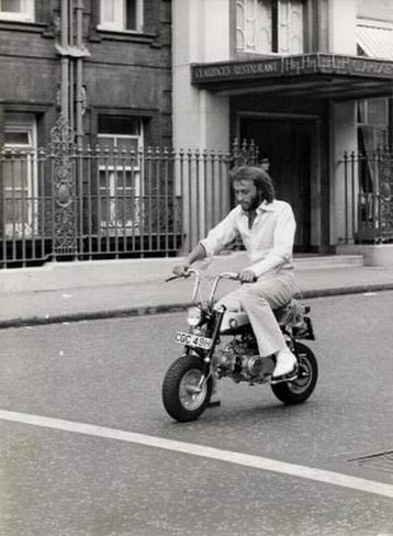 Barry Gibb del gruppo musicale "Bee Gees"