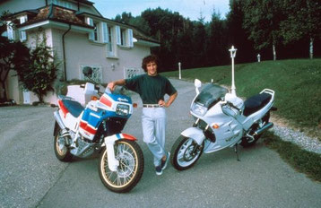 Alain Prost con le sue Honda Africa Twin e Honda VFR nei pressi di casa sua a Yens (Svizzera) nel 1985