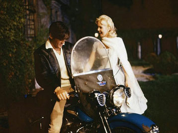 Alain Delon e Pascale Petit su Harley Davidson WLA 750 nel film "Le donne sono deboli" del 1959