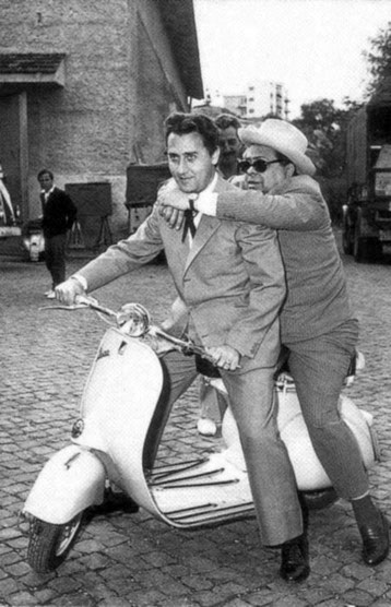 Alberto Sordi e Aldo Fabrizi sulla vespa sul set del film "Mi permette, babbo!" del 1956