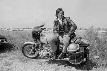 Alain Delon su BMW durante le riprese del film “Lo Zingaro” del 1975 a Montpellier, Francia. (Foto di Michel GINFRAY / Gamma-Rapho via Getty Images)