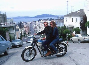 1968 - Steve McQueen con Jacqueline Bisset su Triumph sul set del film “Bullitt” a San Francisco, California.