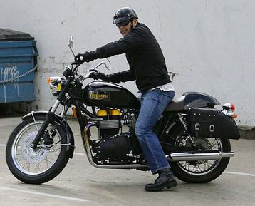 George Clooney girovagare per L.A. con la Triumph Thruxton