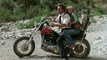 Clint Eastwood e Sondra Locke su Harley-Davidson Knucklehead nel film "L'uomo nel mirino" del 1977