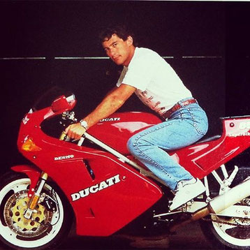 Ayrton Senna sulla sua Ducati 851 Desmo nella sua casa di San Paolo, Brasile il 15-2-1994. (Foto di Gianni GIANSANTI - Gamma-Rapho via Getty Images)