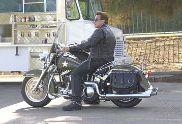 Arnold Schwarzenegger in sella alla sua moto presso gli Universal Studios di Los Angeles, California, Stati Uniti. (Foto di L. Cohen / WireImage)