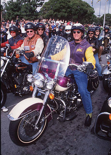 Tom Arnold e Arnold Schwarzenegger durante il "Ride for Children" al Planet Hollywood di Santa Ana, California, Stati Uniti (1.000 motociclisti). (Foto di SGranitz / WireImage)