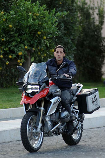 Adrien Brody su BMW R1200 GS