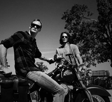 Alexander Skarsgård su Harley-Davidson e Taylor Kitsch sul set del film "Battleship" del 2012