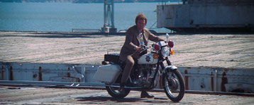 Clint Eastwood su una Triumph T 100 R Daytona del 1967 nel film "Una 44 Magnum per l'ispettore Callaghan" del 1973