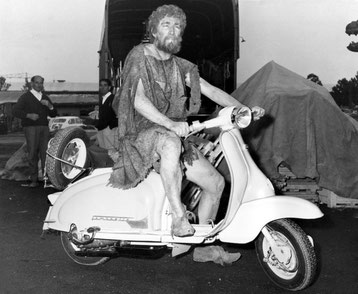 Anthony Quinn su una Vespa durante le riprese del film "Barabba", girato a Roma nel 1961