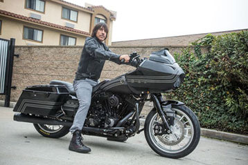 Anthony Kiedis dei Red Hot Chili Peppers su Harley-Davidson Road Glide