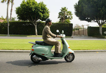 Anthony Kiedis dei Red Hot Chili Peppers su Vespa. Beverly Hills (California), 20-8-2002