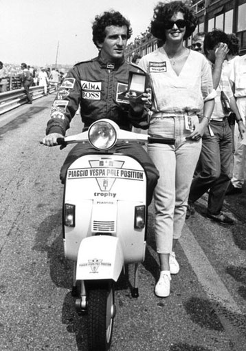 Alain Prost dopo aver ricevuto il "Vespa Piaggio Pole Position Trophy" nel 1984.