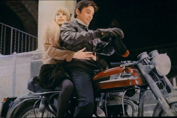 Alain Delon e Marianne Faithfull su  Norton Dominator nel film “Nuda sotto la pelle” del 1968