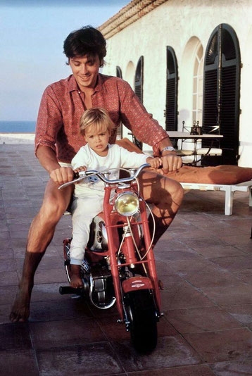Alain Delon con il figlio Anthony. Saint-Tropez (Francia), giugno 1966
