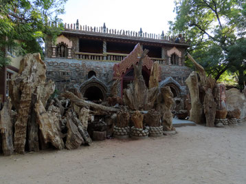 Kloster aus versteinertem Holz in Bagan
