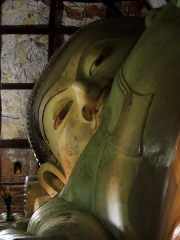 Goldbuddha in der Shwesandaw Pagode