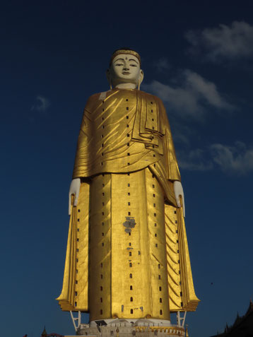 Riesenbuddha auf dem Po Khaung Hügel