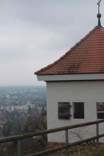am Robberg - "weißes Häusle" - schöner Ausblick über Ettlingen und Karlsruhe ins Oberrhein-Tal (G. Franke)