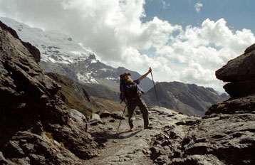 Bild:Hiking in the Cordillera Blanca of Peru. David Brandenberger wandert über Pass von 4785m