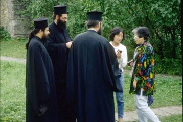 Orthodoxe KIrche trifft Touristen. Foto: Ebba Hagenberg-Miliu
