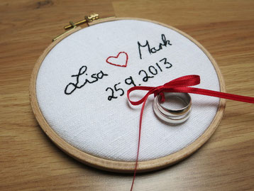 Dawanda: Ringkissen im Stickrahmen mit eurer Handschrift von Hochzeitsstube.