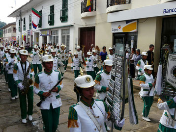 Desfile 4 de Agosto - Despierta Charalá