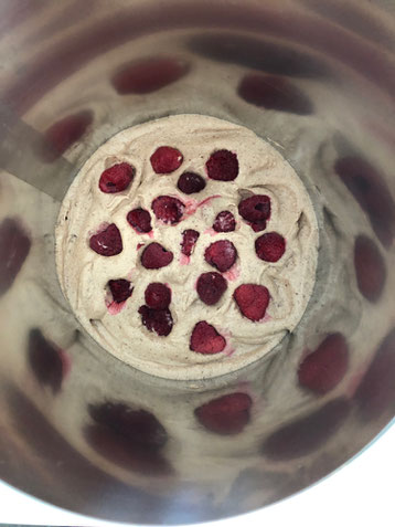 Fülle nun die Schoko-Mousse ein, verteile eine Hand - voll Himbeeren darauf
