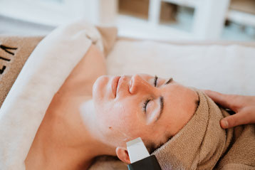 UltraSonic Gesichtsbehandlung zur Hautstraffung und Wirkstoffaufnahme – sanfte Pflege für jedes Hautbild. Cura Prevent Naturkosmetik Leipzig. Nadine Kutzschebauch