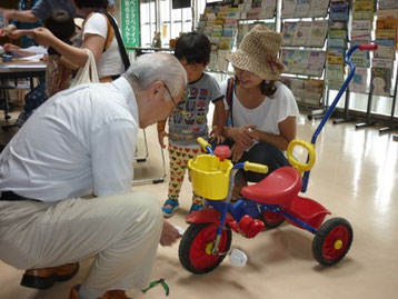 三輪車、ペダルが悪いのかな?!