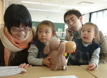 双子ちゃん。おもちゃも2個ずつのようです。^^