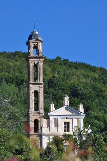 L'église est remarquable par ses grandes dimensions. Le clocher s'élève à 37 m