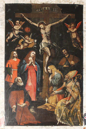 Castifao - Chapelle de la Confrérie de Saint-Antoine de Janvier - Crucifixion- A gauche Marie, derrière elle saint Jean l' Apôtre (ou un jeune martyr) ; à droite Roch, Nicolas et Marie-Madeleine; en haut, les angelots au graal.