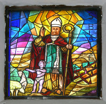 Saint Blaise, l'enfant et le peigne de fer - Chapelle d'hiver (vitrail)