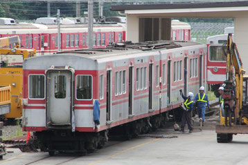 中央に見える建屋が車輪転削場 この場所で冷房装置や床下機器等の取り外しが行われました。