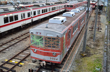 休車になり、部品取りになっているデ3004