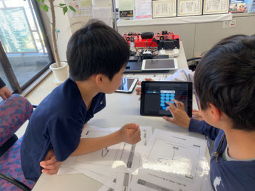 ドローン体験をしている子どもたちの写真