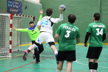 Imagen del encuentro entre el Hispanitas BM Petrer y el filial del Fertiberia BM Puerto Sagunto de la pasada temporada / Foto: Paco Román