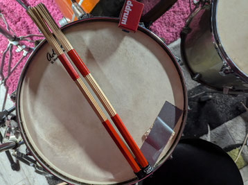 Hot Rods liegen auf Snare