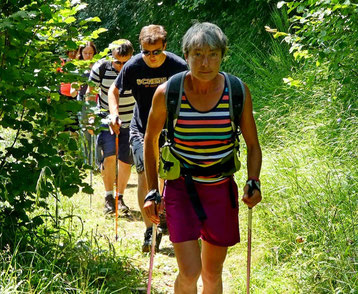 babeth lors d'une journée d'initiation à la marche nordique en pleine montagne avec une famille 